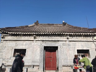 古老中式建筑前的游人