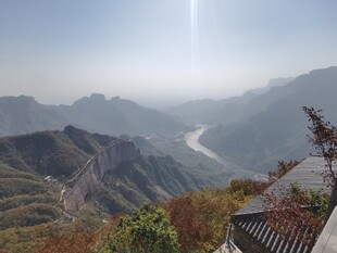 长城下蜿蜒河流壮美风光