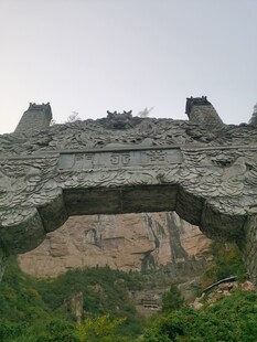 古老石拱门屹立山间