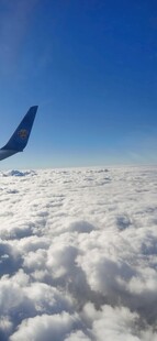 高空俯瞰云海中的飞机