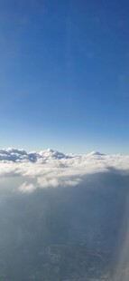 高空俯瞰壮丽雪山云海