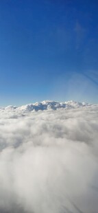 云海之上的壮丽雪山景观