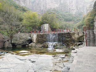 山间溪流旁的游人景致