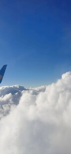 高空俯瞰云海中的飞机