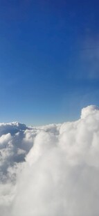 云端之上的壮丽蓝天