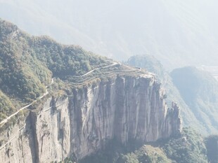 悬崖边蜿蜒公路