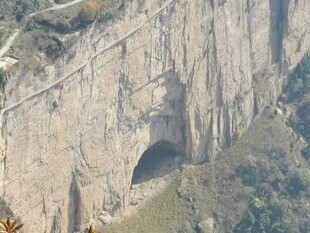 悬崖峭壁上的神秘洞穴