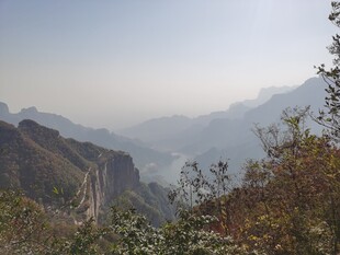 长城蜿蜒于山峦之间