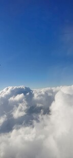 云端之上的壮丽蓝天