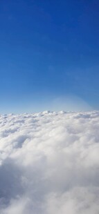 云端之上的纯净蓝天