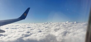 机窗外的云海美景