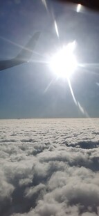 高空俯瞰云海与耀眼阳光