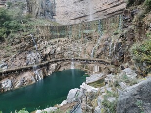 峡谷碧水间的壮美桥梁