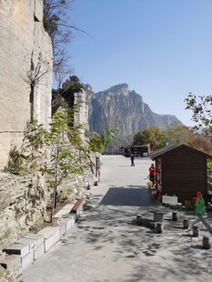 山间小道旁的古朴景致