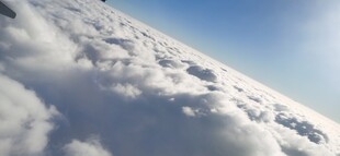 高空俯瞰蓬松云海