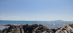 海边嶙峋岩石与广阔蓝天