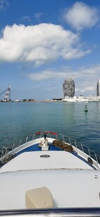 海上航行的船头风景