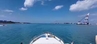 海上航行的船只远景