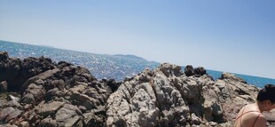 海边嶙峋岩石与远处风景