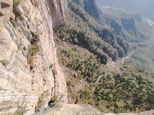 壮丽悬崖山谷景观