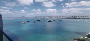 碧海蓝天中的海上船只景观