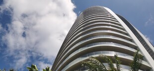 现代摩天大楼与蓝天白云