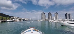 海上游艇与城市天际线