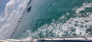 俯瞰海上船只激起浪花