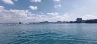 碧海蓝天中的城市海岸线