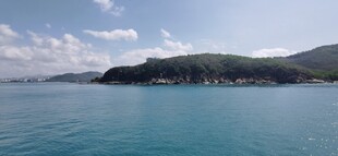 碧海蓝天中的美丽海岸线