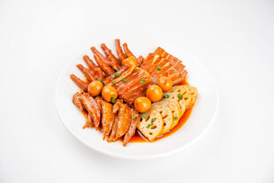 美味油炸小食摆放在盘中