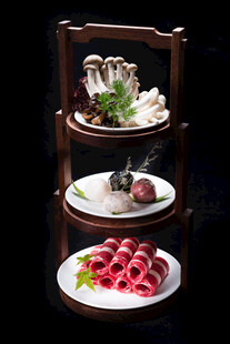 三层精致摆盘的美味火锅涮菜拼盘