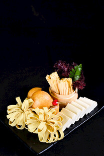 精致摆盘的美味面食组合