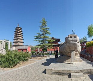 古塔旁的石兽景观