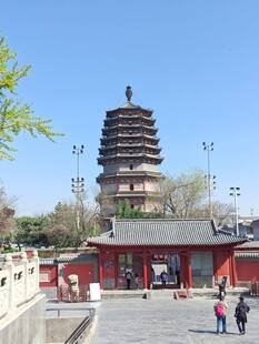 古塔前的游人及中式建筑