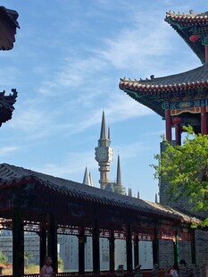 中式古建与异域尖塔同框