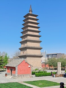 古朴宝塔矗立绿地间