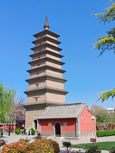 古朴宝塔矗立蓝天之下