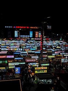 热闹夜市灯火璀璨