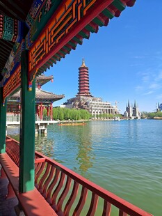 湖畔亭阁望古塔美景