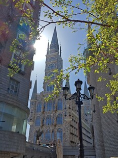 美院 哥特式建筑旁的街景