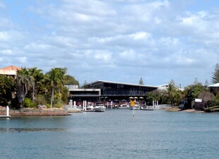 海滨小镇建筑与停泊船只景观