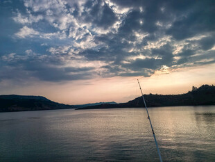 湖畔黄昏垂钓景