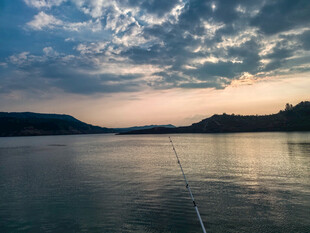 湖畔黄昏垂钓美景
