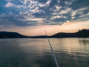 湖畔黄昏垂钓美景