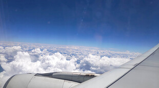 飞机窗外的云海美景