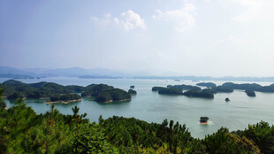 千岛湖湖光山色中的岛屿风光