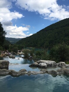 山间清澈溪流美景蓝天白云