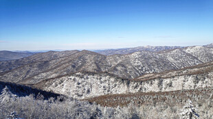 冬日雪景雪覆山峦美景