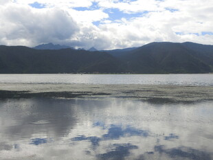 宁静湖面与远山倒影